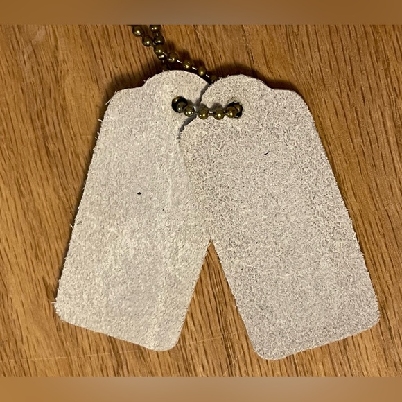 “Coach”
Small white leather purse - Picture 5 of 10